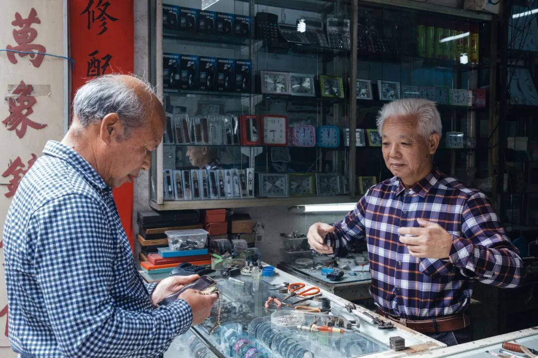 An old master at a watch shop in Wenzhou practicing qigong